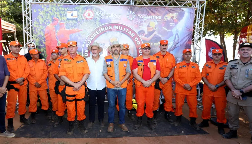 O governador Wanderlei Barbosa, acompanhado por autoridades e membros do CBMTO, formalizou a entrega de quatro ambulâncias e duas pick-ups de salvamento.