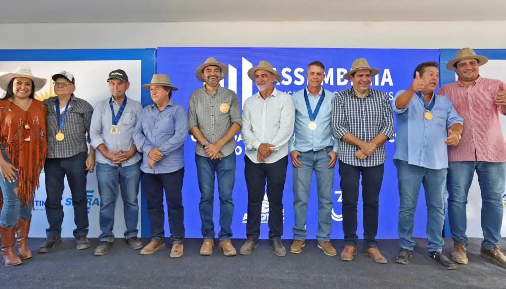 Governador Wanderlei Barbosa e o presidente da Assembleia Legislativa, Amélio Cayres, com os homenageados.