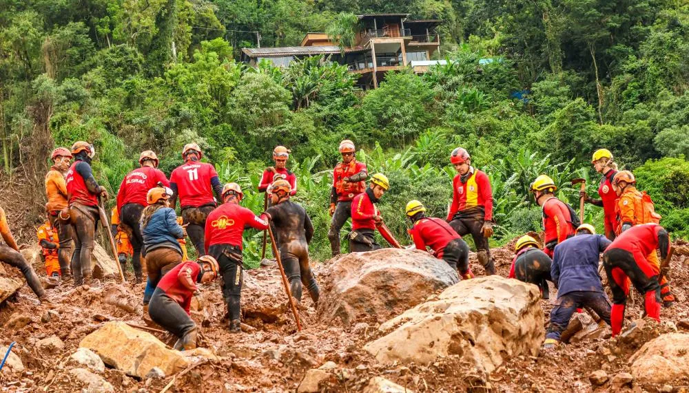 Bombeiros militares de vários estados operam em área colapsada em busca de vítima.