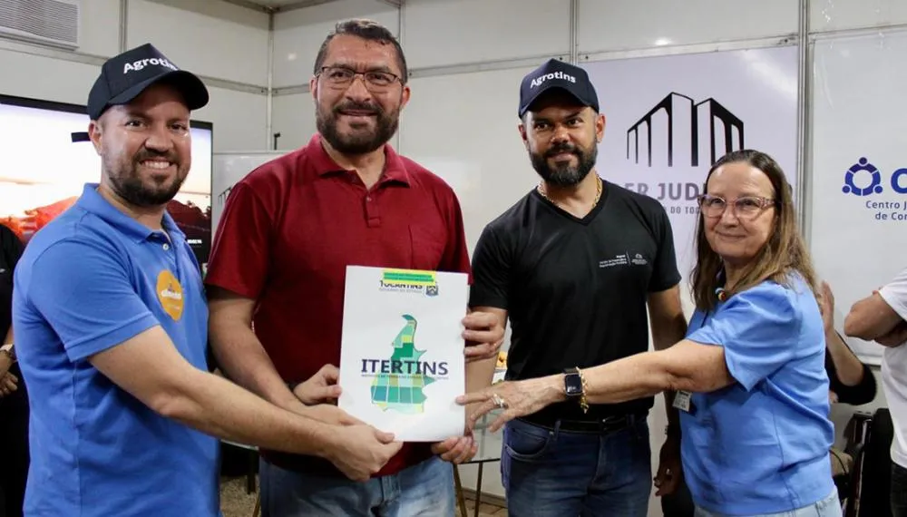 Momento simbólico em que o Tribunal de Justiça do Tocantins prestigia entrega de título feita pelo Itertins 