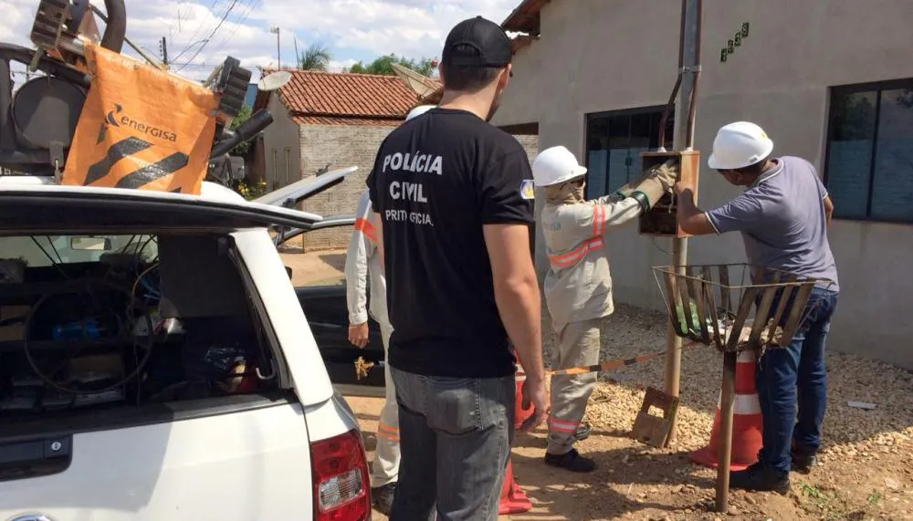 Popular “gato” coloca em risco a vida de quem faz o furto de energia e pode levar o infrator à reclusão de até quatro anos