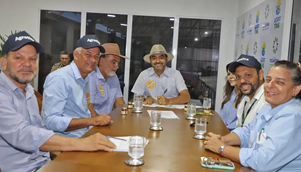 O governador Wanderlei Barbosa e o secretário da Seagro, Jaime Café, assinam medidas para impulsionar a apicultura no Estado.