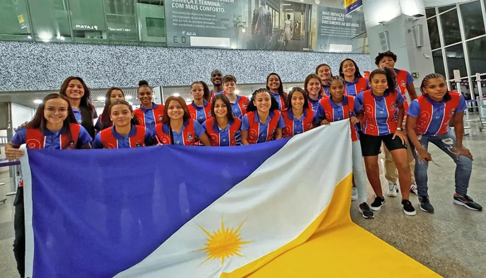 Estudantes-atletas embarcaram rumo à China para disputar o Mundial Escolar de Futebol 