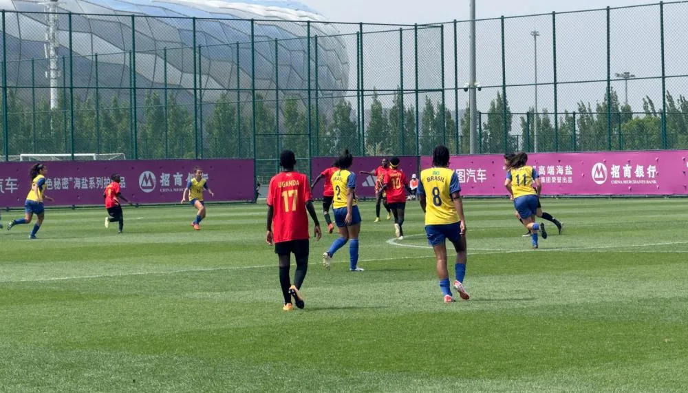Jogo ocorreu no Dalian Football Youth Training Center e terminou com um placar de 2 a 2 