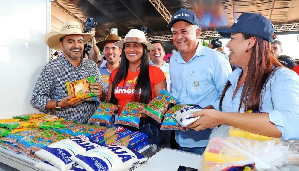 O governador Wanderlei Barbosa, a primeira-dama Karynne Sotero e o secretário da Agricultura e Pecuária, Jaime Café, passaram pelo estande da ação na Agrotins.