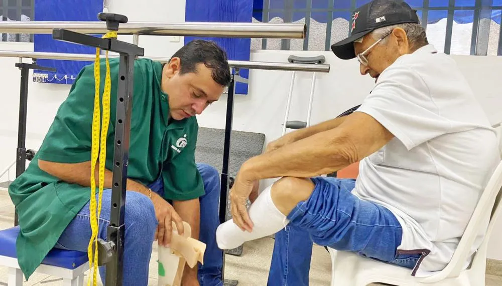 João Pessoa recebe prótese sob medida.