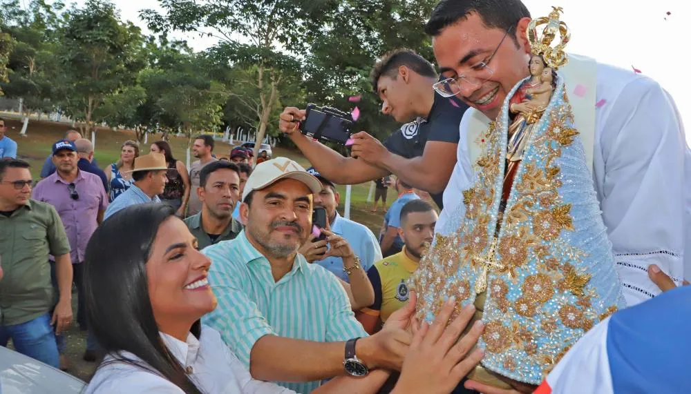 O governador Wanderlei Barbosa e a primeira-dama, Karynne Sotero, receberam a imagem de Nossa Senhora de Nazaré das mãos do padre Josimar Campos