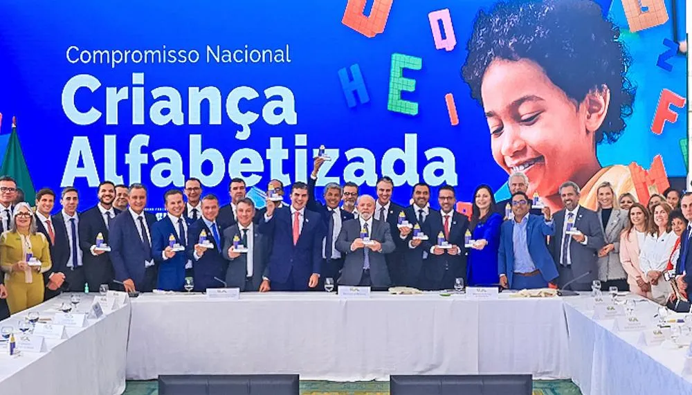 A cerimônia do Compromisso Nacional Criança Alfabetizada contou com a presença do Presidente da República, Luiz Inácio Lula da Silva, além de governadores e secretários estaduais de Educação de todo o Brasil .