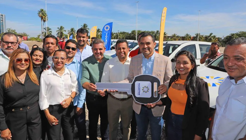 Governador Wanderlei Barbosa entrega as chaves das novas caminhonetes para representantes da Seduc e SREs