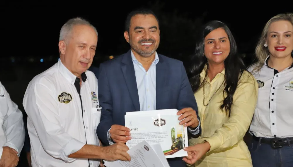 Governador Wanderlei Barbosa acompanhado da primeira-dama, Karynne Sotero, recebem convite da Expoara 2024, em Araguaina 