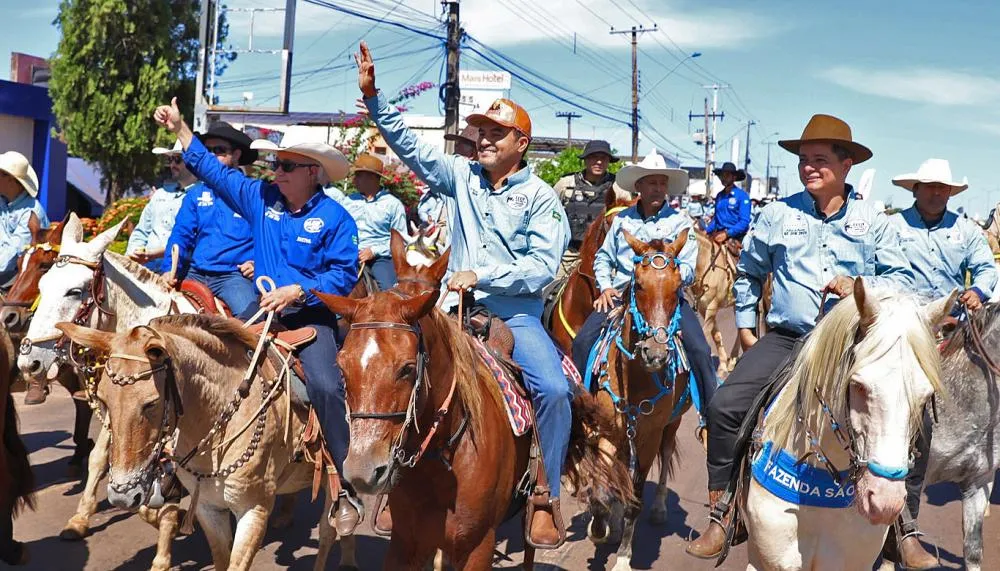 O governador Wanderlei Barbosa percorreu o trajeto ao lado de milhares de cavaleiros e amazonas, destacando a importância do evento dentro da programação da 56ª Expoara