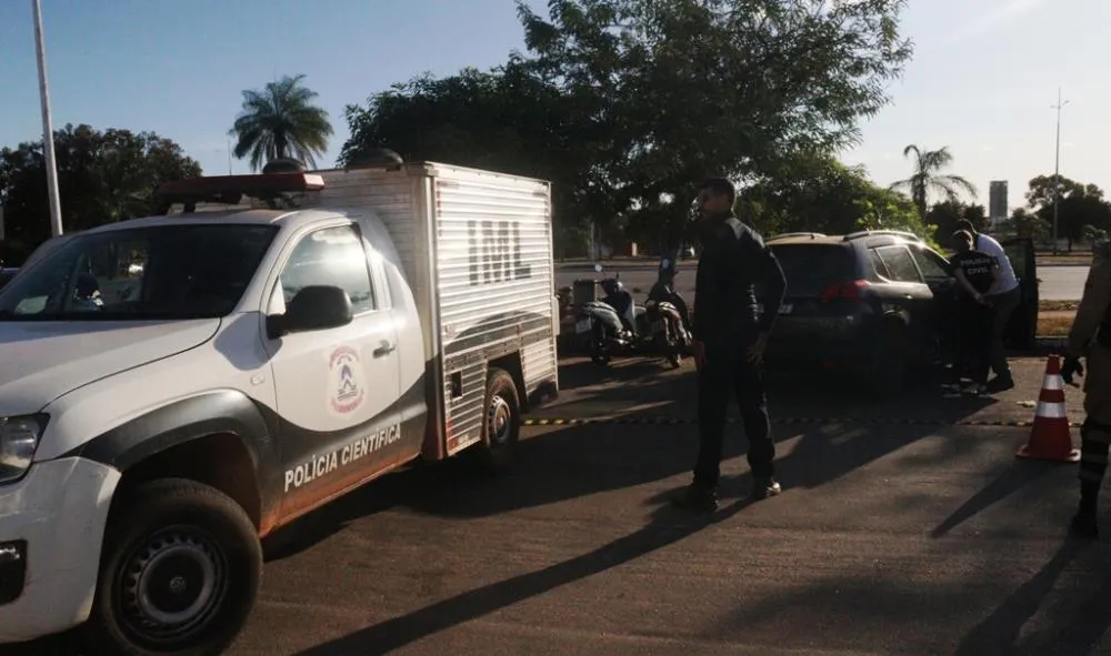 O corpo estava dentro do carro no estacionamento da avenida Teotônio Segurado em Palmas, Foto- Alessandro Ferreira.