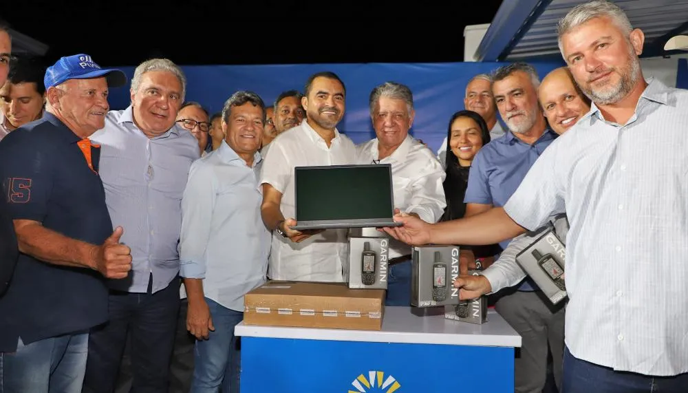 Governador Wanderlei Barbosa e autoridades durante a inauguração da nova sede da Adapec em Paraíso do Tocantins