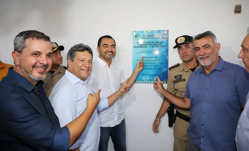 Governador Wanderlei Barbosa e o comandante-geral da PM Márcio Barbosa descerraram a placa de inauguração da sede do CRP de Paraíso.
