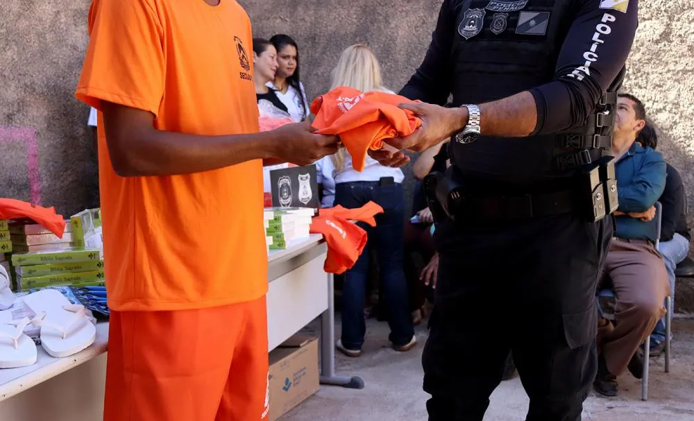 Mais de 400 uniformes foram entregues aos custodiados.