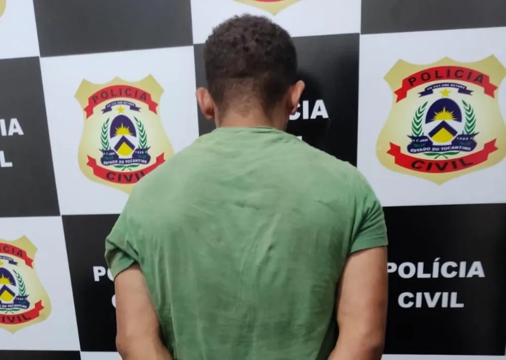 O homem resistiu à prisão e tentou empreender fuga do local, mas foi devidamente contido.
