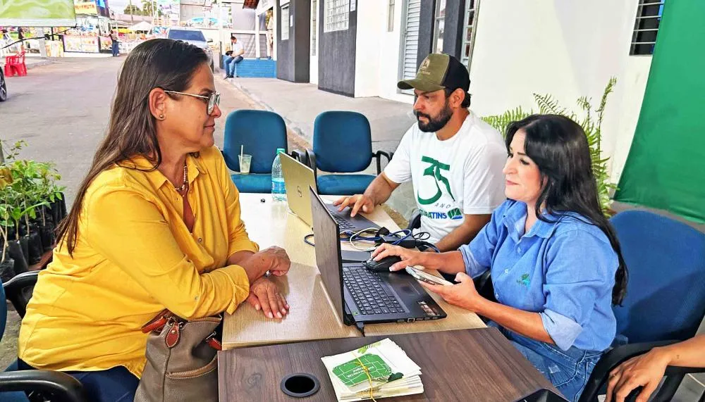 Adriana Carreira (à esquerda) aproveitou a Expoara- para buscar atendimento do Naturatins.