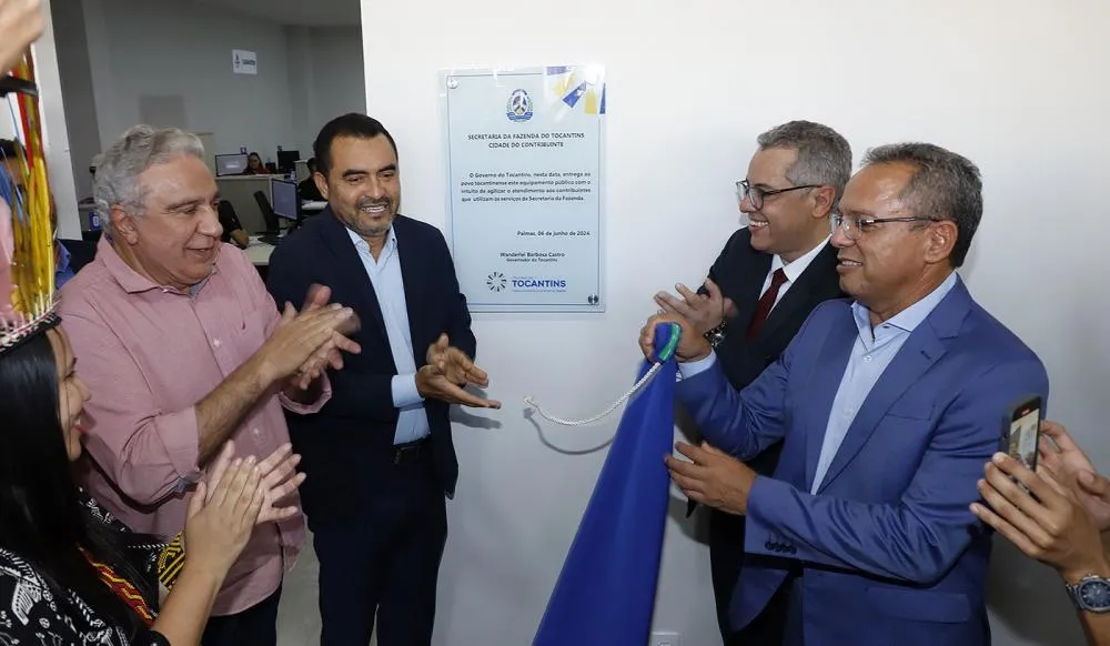 Governador Wanderlei Barbosa e o vice Laurez Moreira acompanhados do secretário de Estado da Fazenda descerram a placa de inauguração da Agência de Atendimento