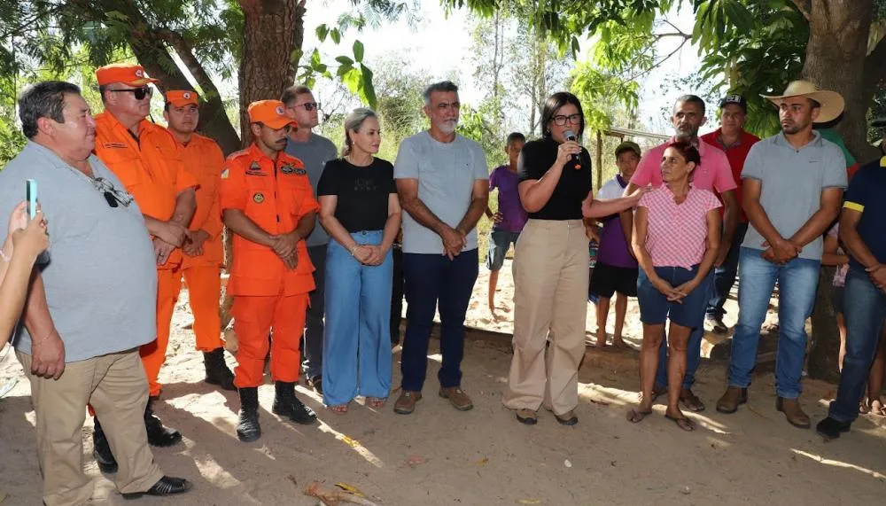 A pedido do governador Wanderlei Barbosa, primeira-dama Karynne Sotero visitou a comunidade e levou donativos para as famílias atingidas pelo incêndio.