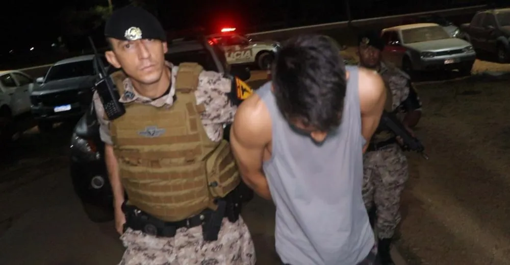 O jovem que já tem passagem pela polícia pelo crime de porte ilegal de arma de fogo, foi preso em flagrante por tráfico de drogas, Foto- Alessandro Ferreira.