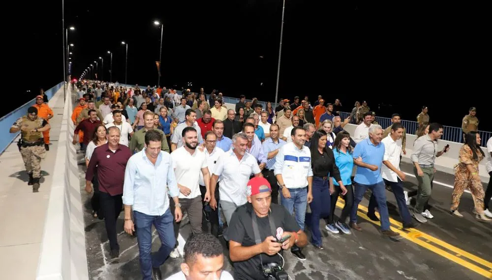 Governador Wanderlei Barbosa, ao lado da primeira-dama Karynne Sotero e do vice-governador Laurez Moreira, faz a travessia simbólica na nova ponte.