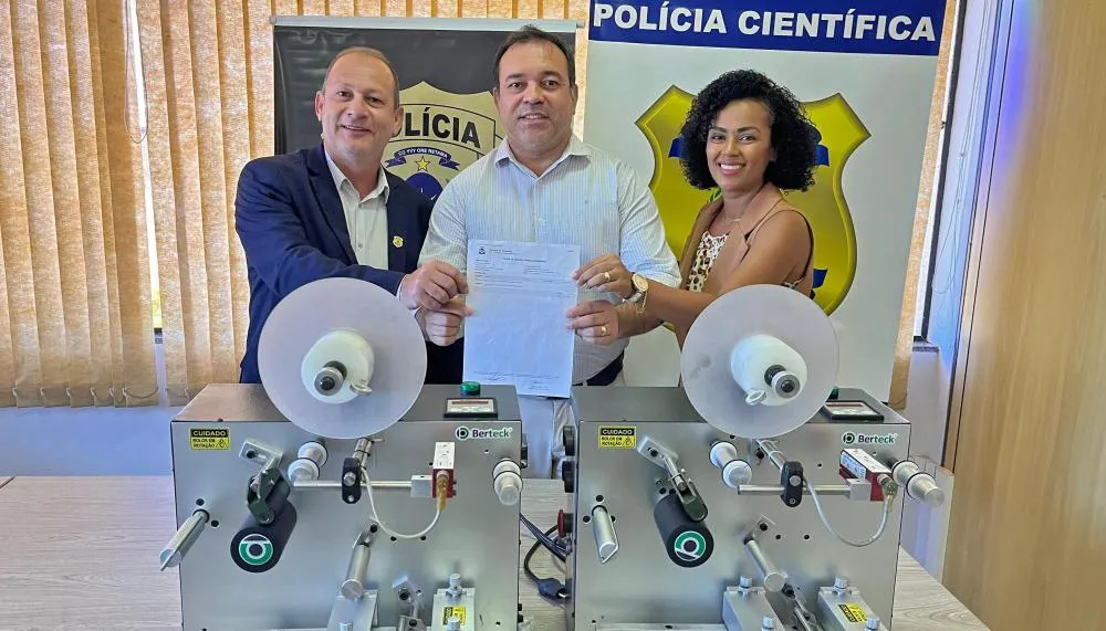 Secretário de Estado da Segurança Pública (ao centro), Wlademir Mota Oliveira, entregou os equipamentos na Superintendência de Polícia Científica