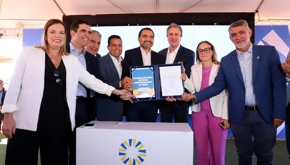 Governador Wanderlei Barbosa assinou a Ordem de Serviço para retomada da obra do Centro Profissionalizante de Palmas, acompanhado pelo ministro da Educação, Camilo Santana.