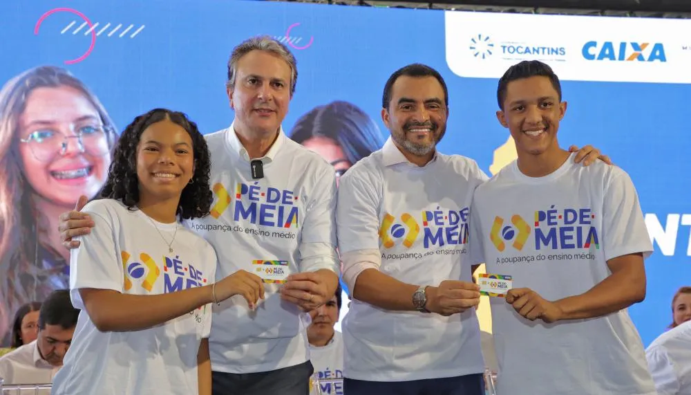 O governador Wanderlei Barbosa e o ministro da Educação, Camilo Santana, durante o lançamento oficial do Programa Pé-de-Meia, na Escola Estadual Professora Elizângela Glória Cardoso, em Palmas