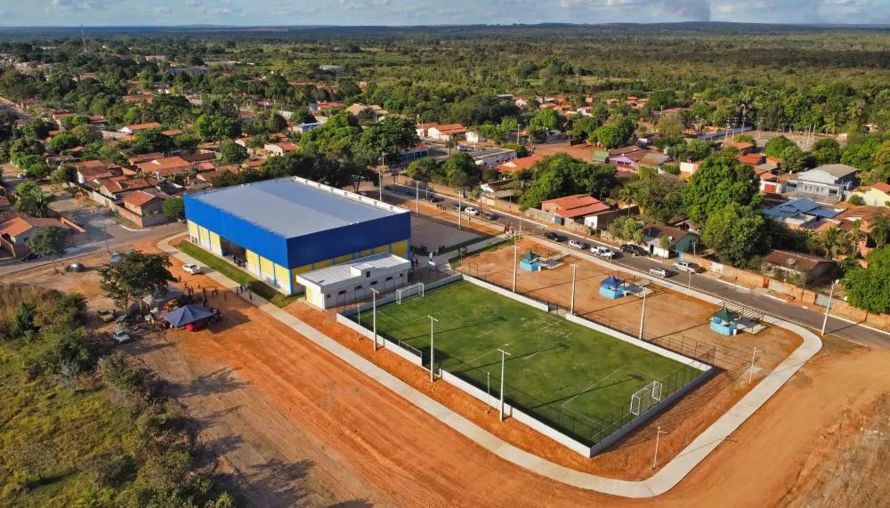 O Complexo Poliesportivo em Tocantínia inclui quadras de vôlei de areia, quadra poliesportiva coberta e campo society.