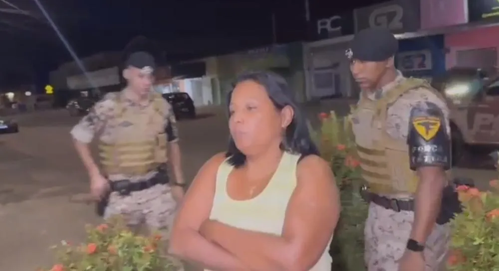 A mulher foi conduzida para Delegacia de Polícia Civil pela equipe de militares da Força Tática do 6º BPM, Foto- Alessandro Ferreira.