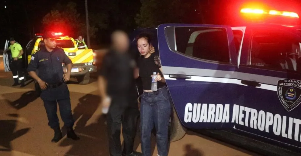 Fernanda Tonaco foi conduzida para a delegacia da Polícia Civil pela Guarda Metropolitana onde foi autuada em flagrante pelo crime de embriaguez no volante – Foto: Alessandro Ferreira.