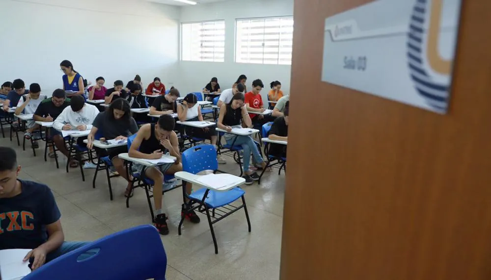 Candidatos realizam a prova do Vestibular Unitins em Paraíso do Tocantins.