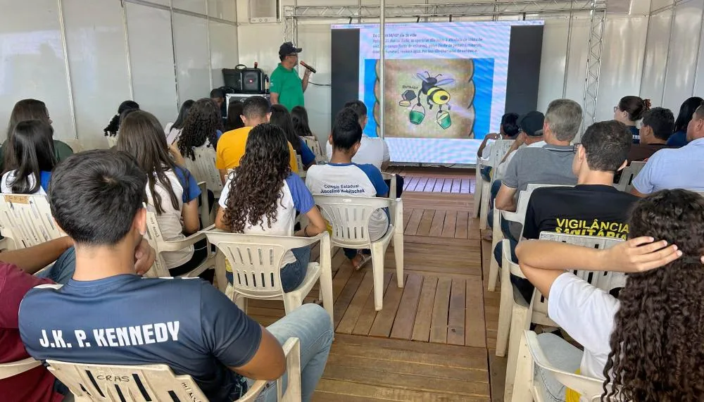 Palestra sobre apicultura, ministrada por técnico do Ruraltins, atraiu estudantes e profissionais durante a feira - Foto.