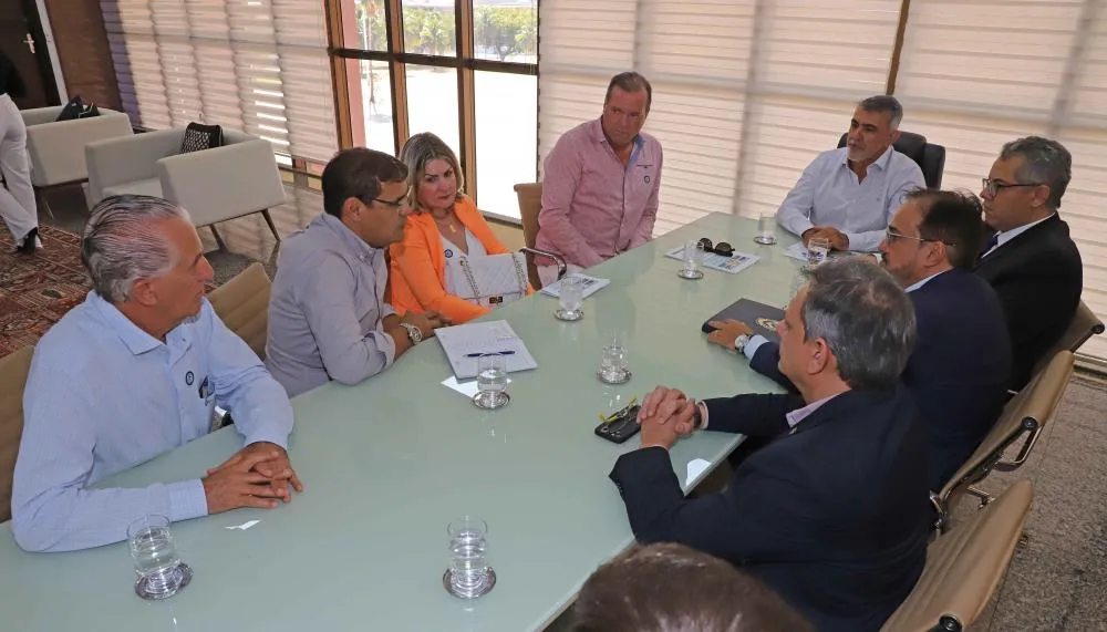 Governador em exercício, Amélio Cayres, com diretores da empresa Porto Praia Norte, durante reunião no Palácio Araguaia.