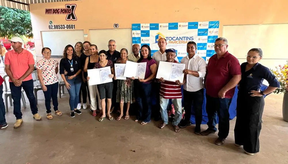 Moradores do Loteamento Cruzaltina comemoram título de propriedades após 40 anos de esper