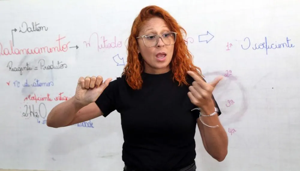 Formação é voltada para professores da rede estadual que ministram aulas de Libras nas escolas indígenas, do campo, quilombolas e Apaes.