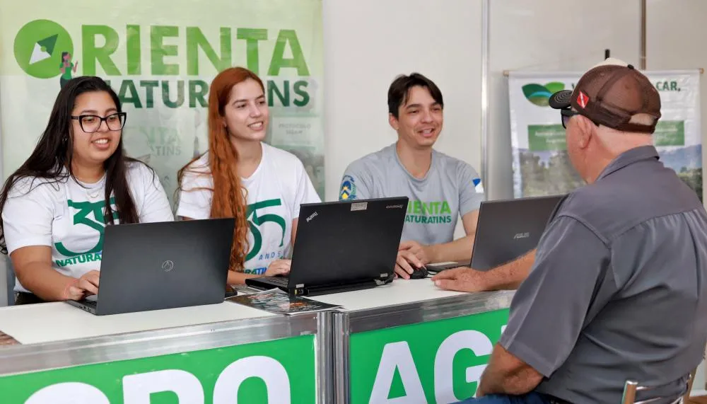 Durante a ação, o público aproveita para consultar processos ambientais e esclarecimento de dúvidas.
