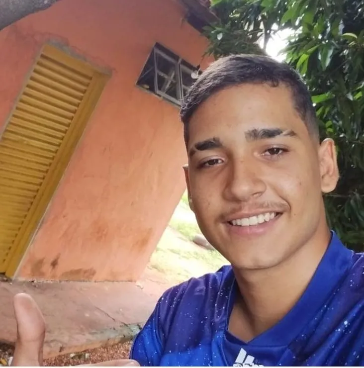 Por não aceitar o fim do relacionamento o indivíduo identificado como Abner Joaquim Marinho Pacini, de 21 anos, ateou fogo no apartamento da ex-companheira, Foto- Rede Social.
