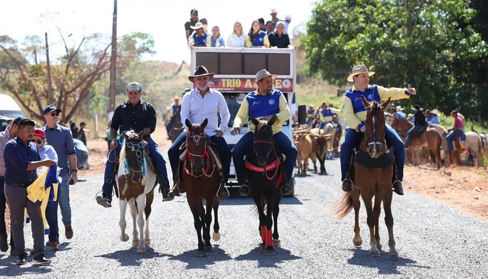 Governador em exercício, acompanhado do prefeito de Recursolândia, Carlos Vinícius Barbosa da Silva, e outras lideranças, percorreu 6 km, num trajeto que saiu da TO-428 até as principais ruas da cidade e encerrou no Parque de Vaquejadas.