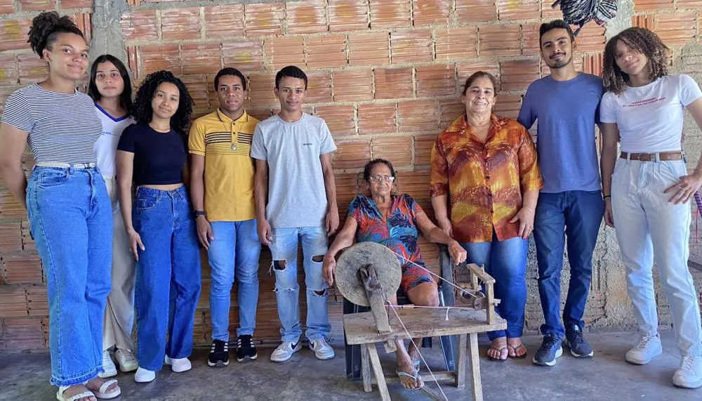 Estudantes do Colégio Oquerlina Torres visitam moradora da cidade de Guaraí para ouvir suas histórias.