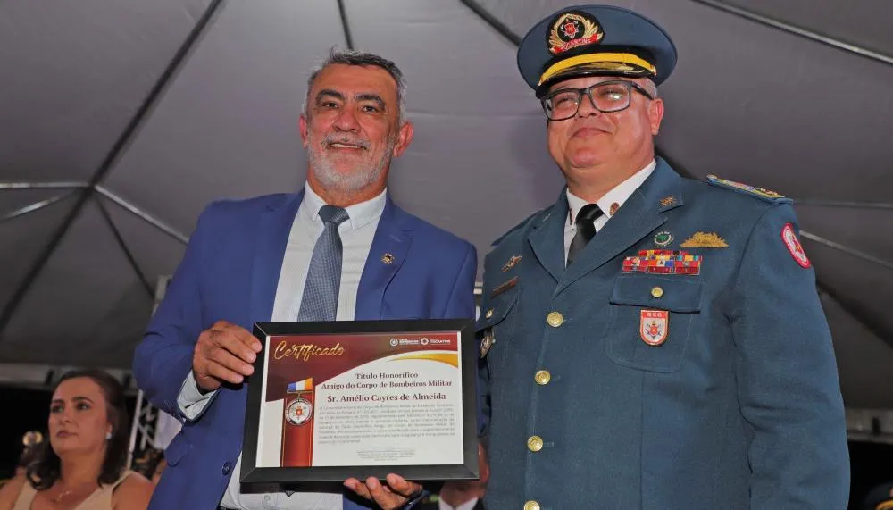 Durante o evento, Amélio Cayres recebeu a Comenda Amigo do Bombeiro, uma honraria concedida e contribuem significativamente para a corporação.