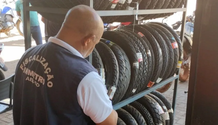 Equipe técnica da área de qualidade visita estabelecimentos comerciais para fiscalização de pneus de motocicletas