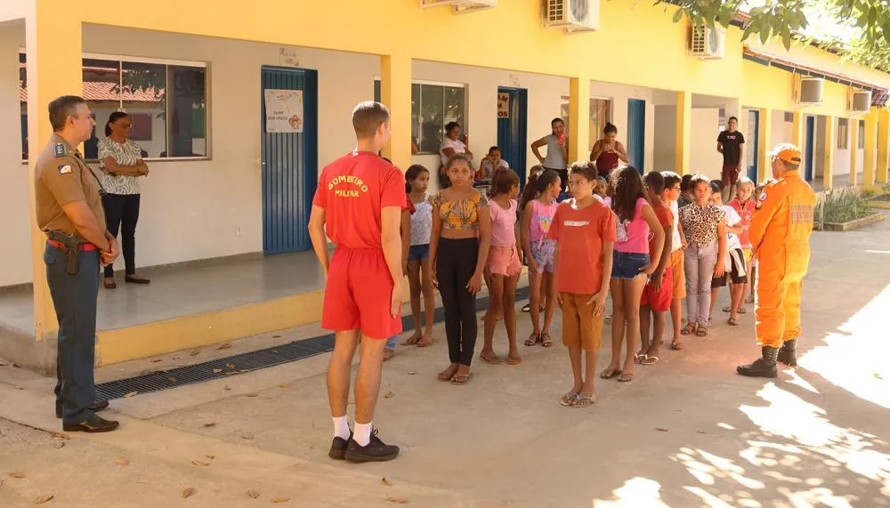 Dezenas de crianças são contempladas com o Projeto Botinho, em Barra do Ouro