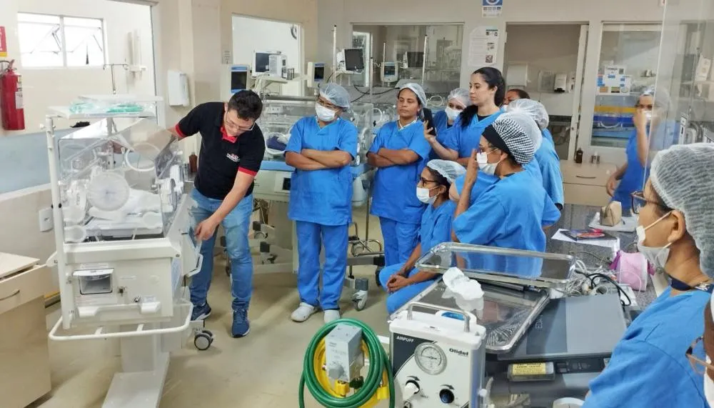 Os reanimadores pulmonares fornecem ventilação artificial, já as incubadoras neonatais garantem ambiente adequado aos pacientes.