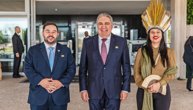 O secretário Extraordinário de Representação, Carlos Manzini, o governador em exercício, Laurez Moreira, e a secretária de Povos Originários e Tradicionais do Tocantins, Narubia Werreira 