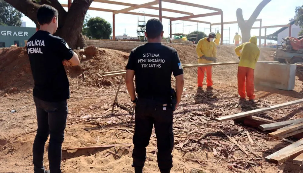 No Grupamento Aéreo, 4 presos estão construindo um pergolado e vão trabalhar em reformas e reparos nas salas.