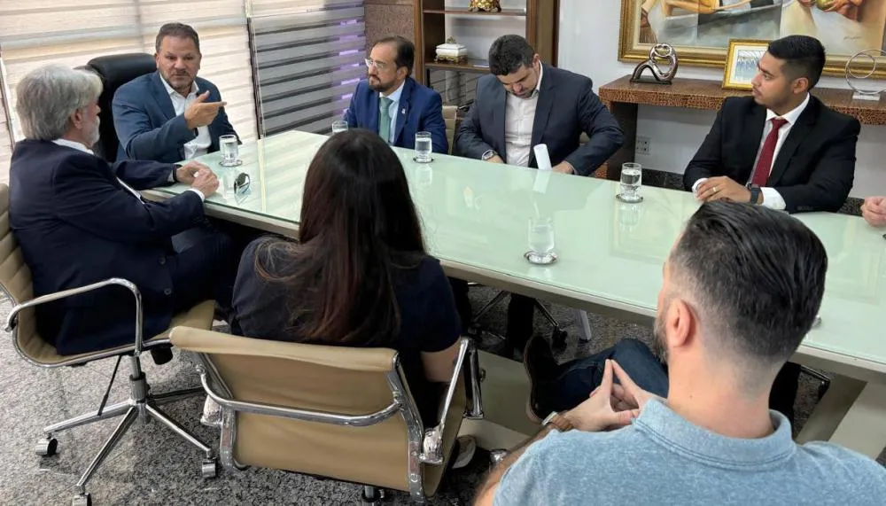 Representando o governador Wanderlei Barbosa, Deocleciano Gomes, o secretário-chefe da Casa Civil, Deocleciano Gomes, recebeu nesta sexta-feira, 12, grupo de empresários.