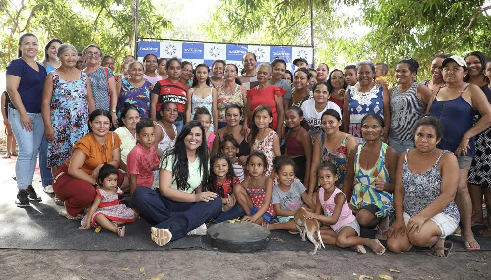 A primeira-dama Karynne Sotero foi recebida por cerca de 70 quebradeiras de seis comunidades do Bico do Papagaio.