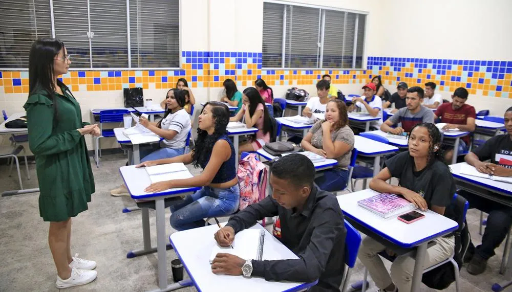 São ofertados o 2º e o 3º seguimento, que correspondem às séries do 6º ao 9º ano do Ensino Fundamental_ e 1ª a 3ª série do Ensino Médio.