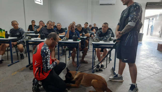 Durante o treinamento, os policiais tiveram aulas práticas e teóricas com os cães 